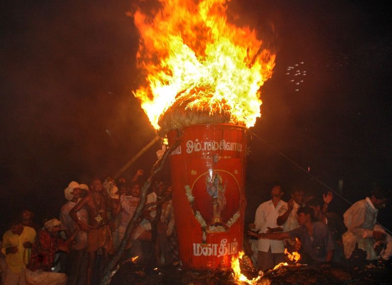 08-Arunachala Deepam
close view of Arunachala Maha Deepam - the holy beacon on top of the sacred mountain
Keywords: Tiruvannamalai;Arunachala;Karthigaideepam;hindufestival